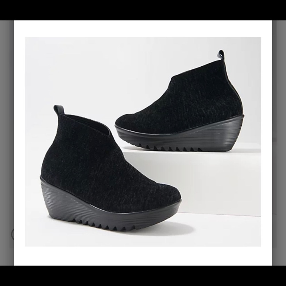 NWOB BM Bernie Mev NY Sally Wedge Stretch Booties Black Slip On US Sz 8 Eu Sz 40